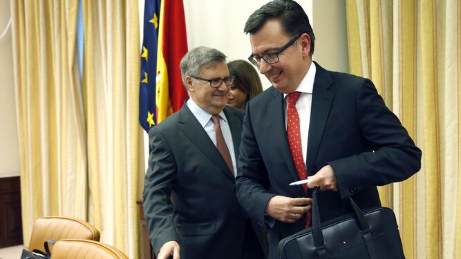 El ministro Román Escolano, ayer, a su llegada al Congreso para comparecer en la Comisión de Economía.