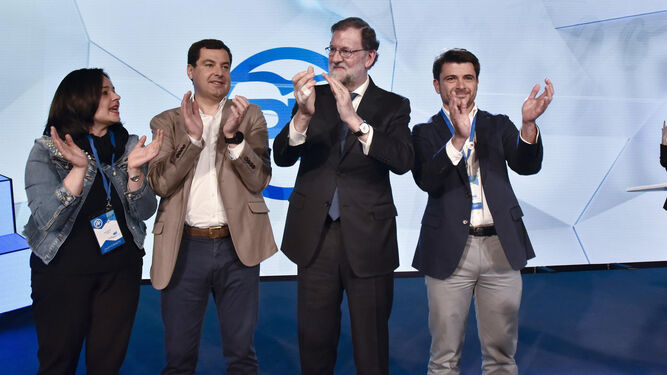 Mariano Rajoy junto a Virginia P&eacute;rez, Juanma Moreno y Beltr&aacute;n P&eacute;rez.