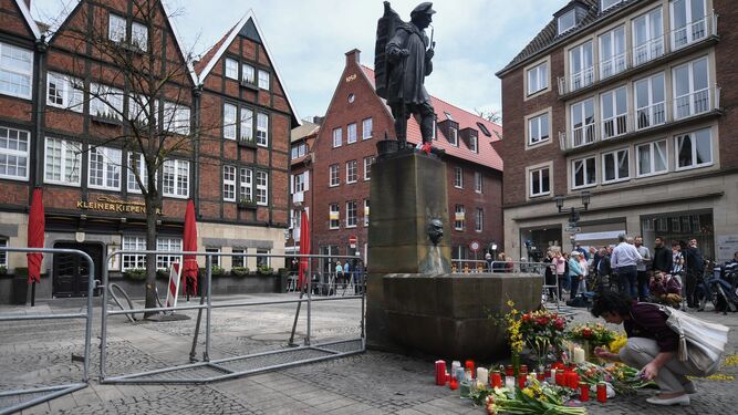Una mujer deposita ayer flores en el lugar donde el sábado se produjo el atropello en la ciudad alemana de Münster.
