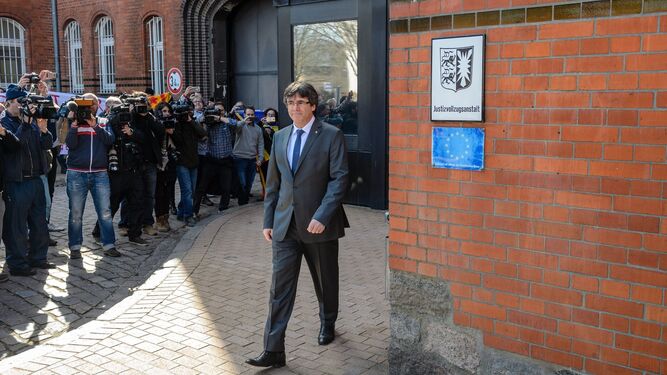 El ex presidente catalán Carles Puigdemont abandonando la cárcel de Neumünster el pasado 6 de abril.