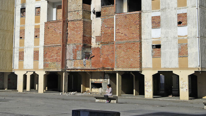 Bloque de pisos vacío en Martínez Montañés, la zona más deprimida del barrio.