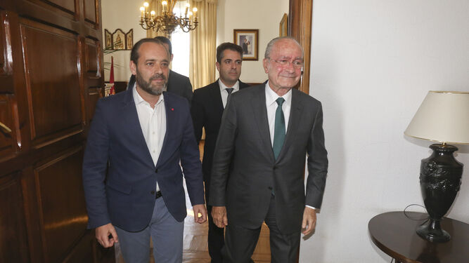 Juan Cassá y Francisco de la Torre, ayer en el Ayuntamiento de Málaga.