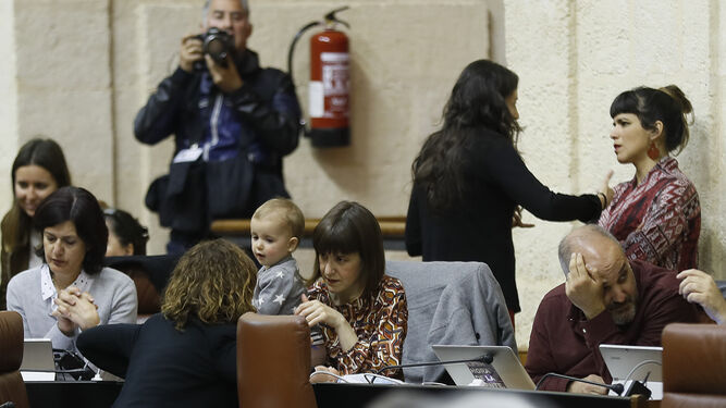 La diputada de Podemos Lucía Ayala acude ayer al pleno del Parlamento con su bebé.