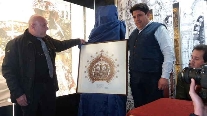 José Delgado y Luis Fernando Morián presentaron ayer el boceto de la nueva corona para la Virgen del Rocío.