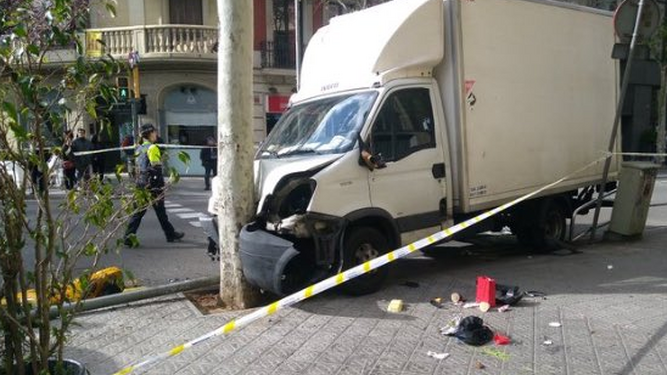 El camión accidentado en la calle Aragón de la ciudad condal.