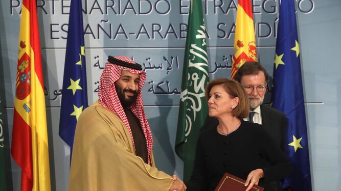 Mohammed Bin Salman, saluda a María Dolores de Cospedal tras la firma del acuerdo, ayer en Madrid.