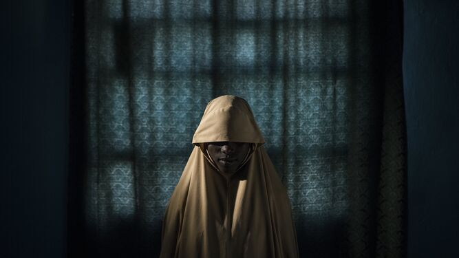 Ganadora del primer premio de la categor&iacute;a 'Personas - Historias'. La foto muestra a Aisha, de 14 a&ntilde;os, posando en un retrato en Maiduguri, estado de Borno, Nigeria, el 21 de septiembre de 2017. Aisha fue secuestrada por Boko Haram y luego se le asign&oacute; una misi&oacute;n suicida. Despu&eacute;s de que fue atada con explosivos, ella encontr&oacute; ayuda y no complet&oacute; su tarea. Firma la imagen  Adam Ferguson.
