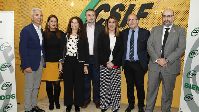 Susana Díaz y los titulares de Cultura, Educación y Hacienda, con José Luis Heredia y otros miembros del CSIF.