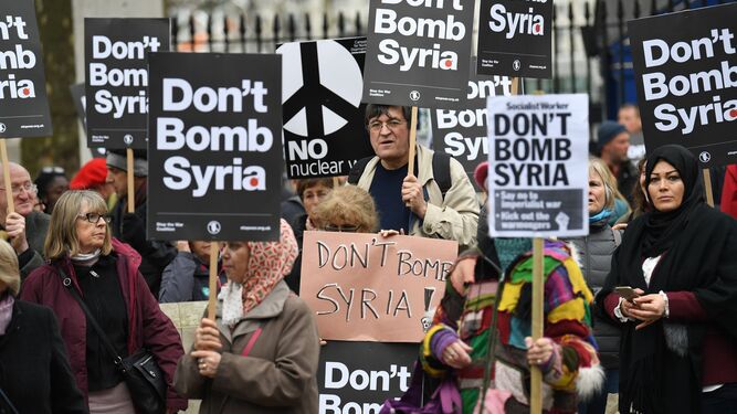 Manifestantes protestaban el jueves pasado en el centro de Londres contra una posible represalia militar en Siria.