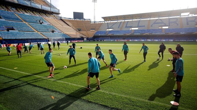 Los futbolistas del Villarreal se ejercitan realizando rondos en el Estadio de la Cerámica.