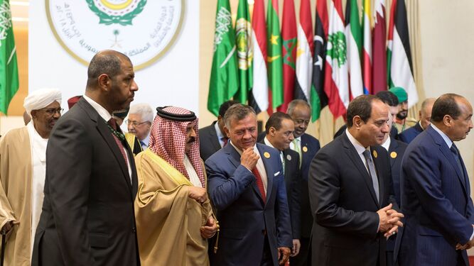 Los reyes de Bahréin y de Jordania,, Hamad bin Isa Al Khalifa, y Abdalá II, llegan ayer a la cumbre de la Liga Árabe en Arabia Saudí.