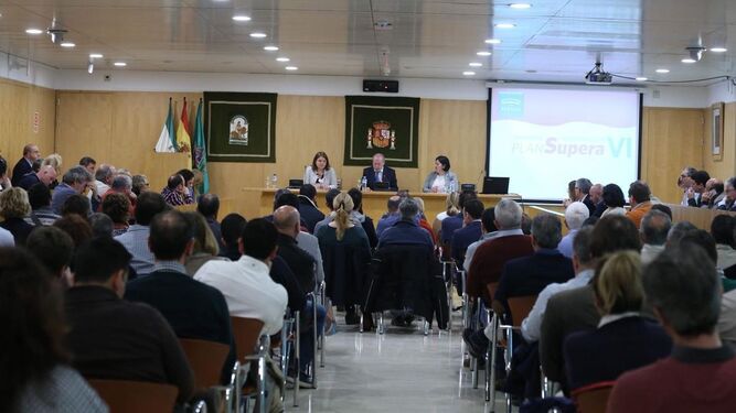El presidente de la Diputación de Sevilla mantuvo ayer un encuentro con los alcaldes.