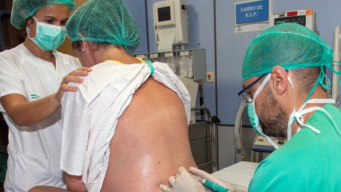 Una paciente recibe anestesia epidural en el Hospital de la Mujer del Virgen del Rocío.