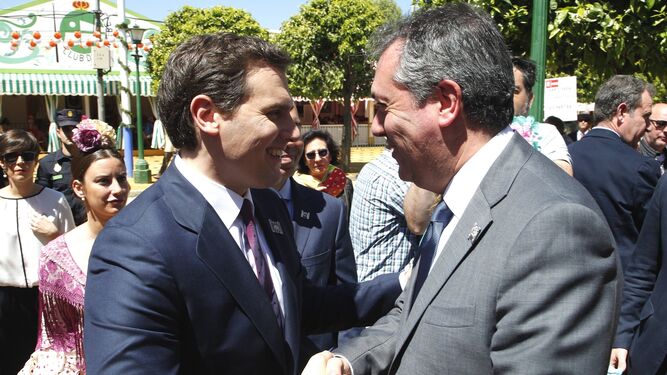 El alcalde Juan Espadas junto al presidente de Ciudadanos, Albert Rivera, en el real de la Feria.