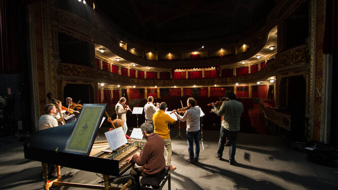 Músicos de la Orquesta Barroca de Sevilla en un ensayo previo a una actuación en el Teatro Lope de Vega en el año 2015.
