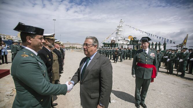 Zoido, durante el acto de conmemoración del XXV aniversario de la creación del Servicio Marítimo de la Guardia Civil que ha tenido lugar hoy en el puerto de Cádiz