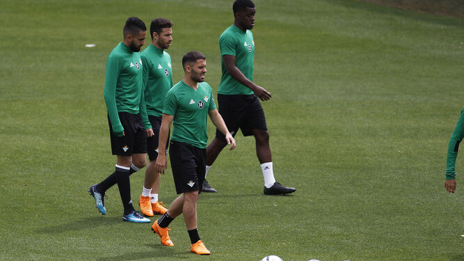 El danés Durmisi, junto a Boudebouz, Rubén Castro y Campbell, en un entrenamiento del Betis.