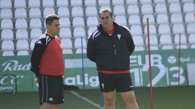 Sandoval, a la derecha, junto a Ismael Martínez, su segundo entrenador.