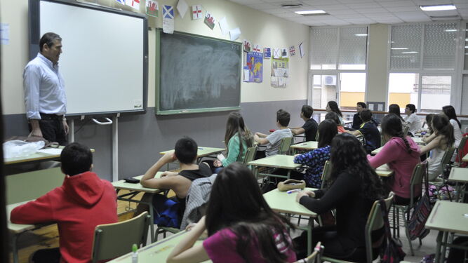 Los alumnos atienden las explicaciones del profesor en un instituto sevillano.