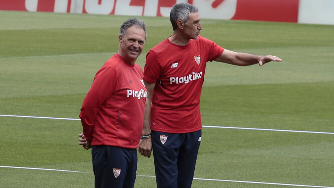 Caparrós sonríe junto a Antonio Álvarez en el entrenamiento de hoy en el estadio.