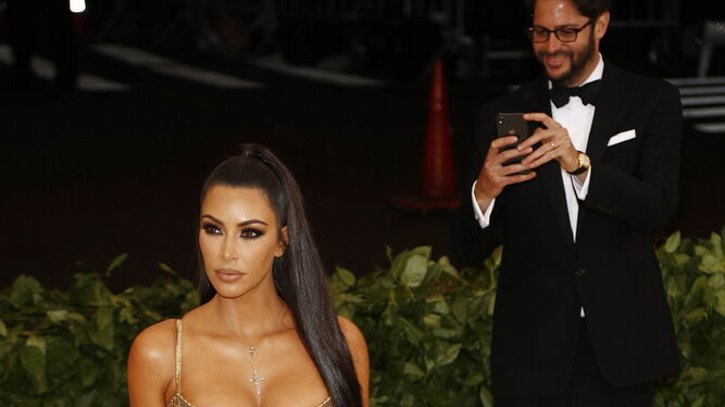GALA MET 2018. Kim Kardashian de Versace.