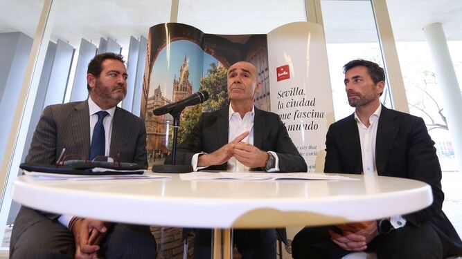 Jesús Rojas, Antonio Muñoz y Antonio Jiménez presentaron los datos del turismo de congresos en las nuevas dependencias de Marqués de Contadero.
