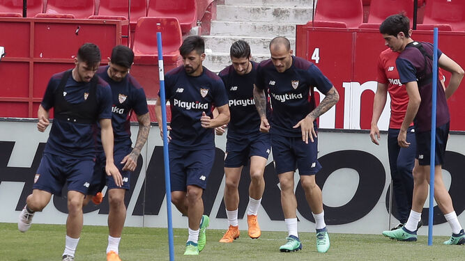 Sarabia, Banega, Nolito, Sandro, Escudero y Carlos Fernández durante el entrenamiento de ayer en el estadio.