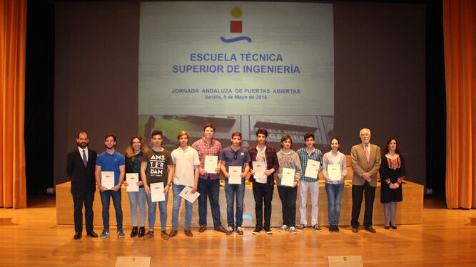 Los alumnos ganadores posan junto al equipo directivo de la Escuela Técnica Superior de Ingeniería.
