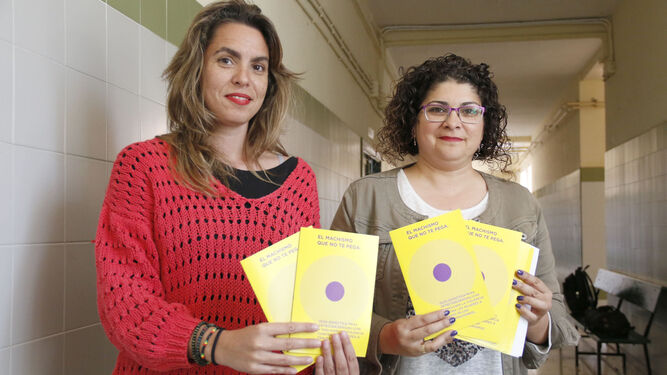 Lourdes Pastor (Plataforma Andaluza de Apoyo al Lobby Europeo de Mujeres) y Eva Salazar (Instituto Andaluz de la Mujer) portan la guía.