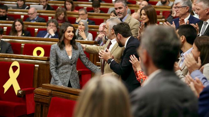 La líder de Ciutadans, Inés Arrimadas, es aplaudida por sus compañeros tras una de sus intervenciones ayer en el Parlamento catalán.