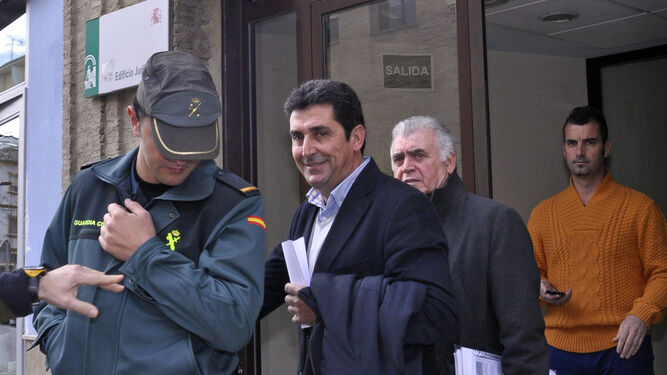 El ex alcalde de Los Palacios, Antonio Maestre (PSOE), en el centro de la imagen.
