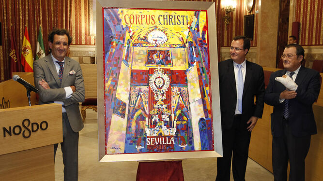 José María Jiménez Pérez-Cerezal, Juan Carlos Cabrera y Joaquín Sainz de la Maza, junto al cartel del Corpus.