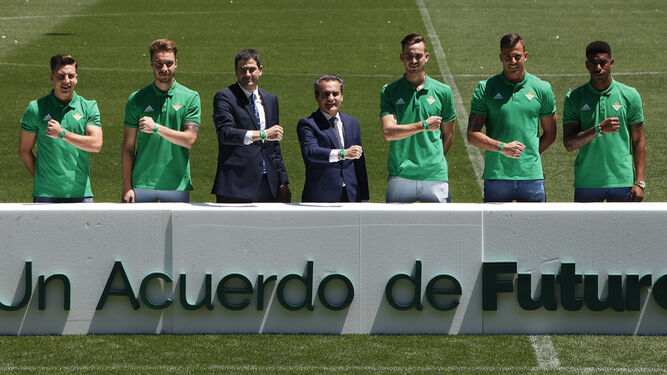 Fabián, junto a otros jugadores canteranos, en un acto promocional del club.