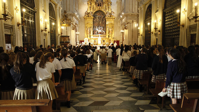 Los alumnos en la parroquia del Sagrario durante la celebración.