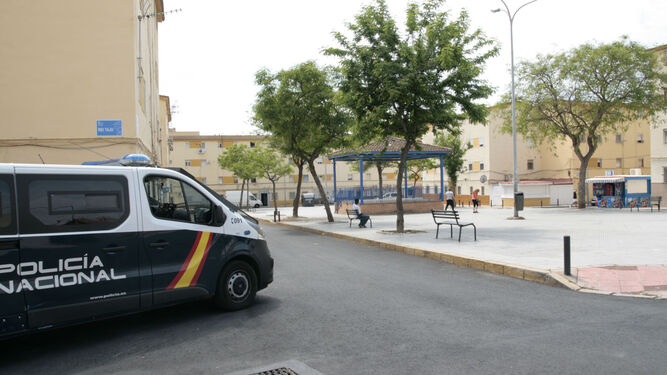 Un coche de la Policía Nacional, ayer en la barriada onubense de Pérez Cubillas.