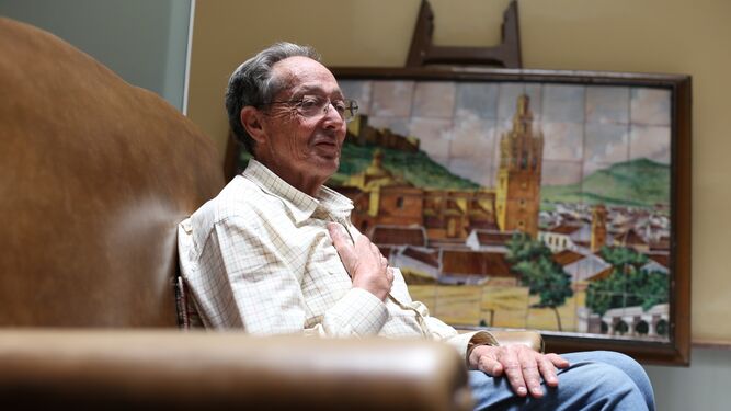 Alejandro Cotta, junto a un cuadro de Morón, patria paterna, en la casa de calle García Ramos donde nació.