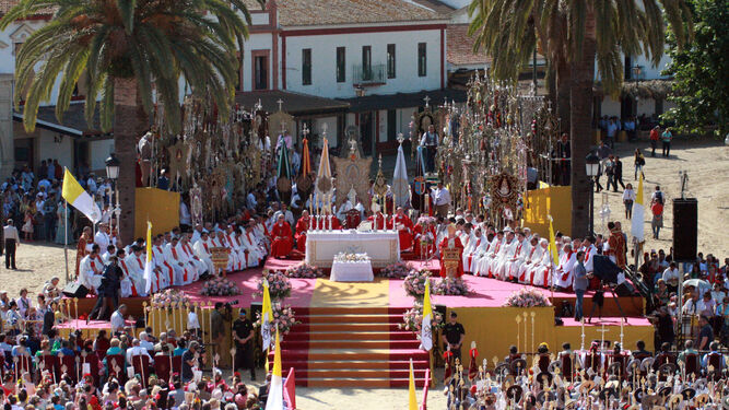 El real del Rocío acogió un año más el pontifical de Pentecostés. Las banderas vaticanas recordaban la visita del Papa hace 25 años.