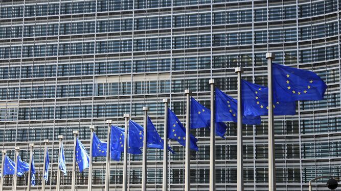 Las banderas  de la Unión Europea  que ondean frente a la sede de la Comisión Europea, en Bruselas.