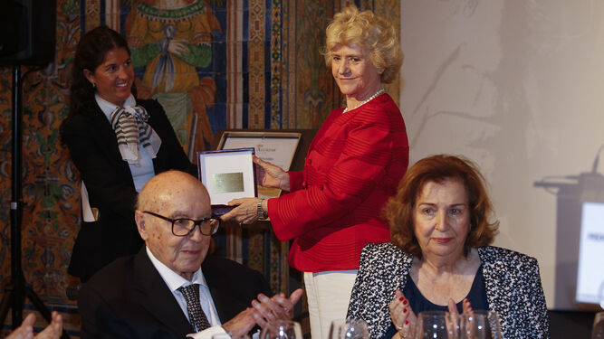 La entrega del VIl Premio Manuel Clavero a Soledad Becerril, en im&aacute;genes