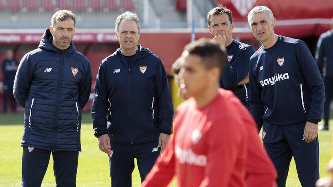 Joanquín Caparrós, Carlos Marchena y Antonio Álvarez observan las evoluciones de los jugadores durante un entrenamiento.