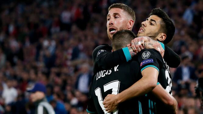 Ramos y Asensio abrazan a Lucas Vázquez en el partido contra el Bayern.
