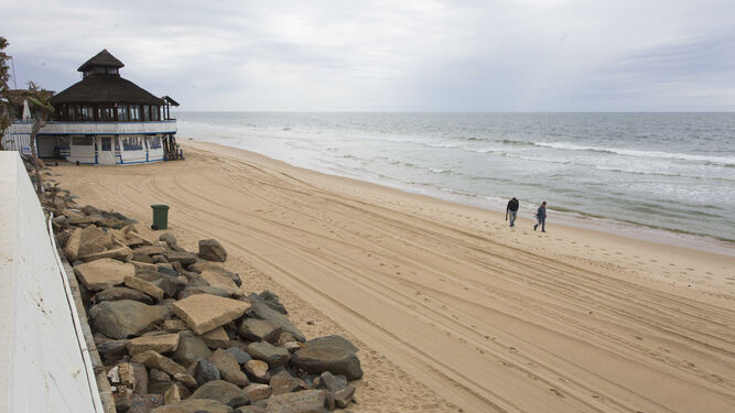 El arrastre del mar se percibe en Matalascañas, que se ha quedado con una playa muy pequeña.