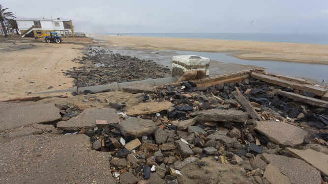 Los temporales levantaron el pavimento y dejaron al descubierto las tuberías en la playa de La Antilla.