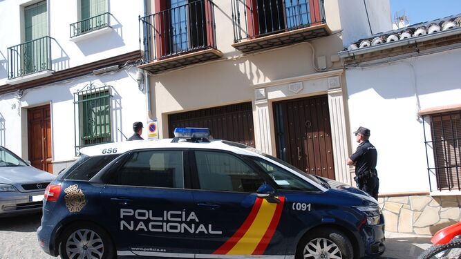Una patrulla de la Policía Nacional, en la puerta de la vivienda afectada.