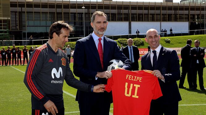 Felipe VI recibe la camiseta de la selección de manos de Lopetegui y Rubiales.