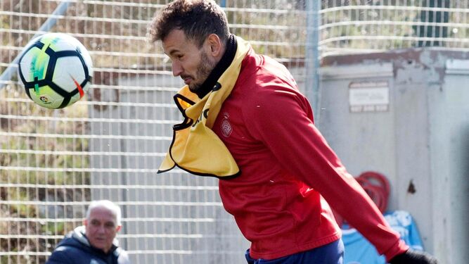 Stuani ensaya el remate de cabeza durante un entrenamiento con el Girona, el curso pasado.