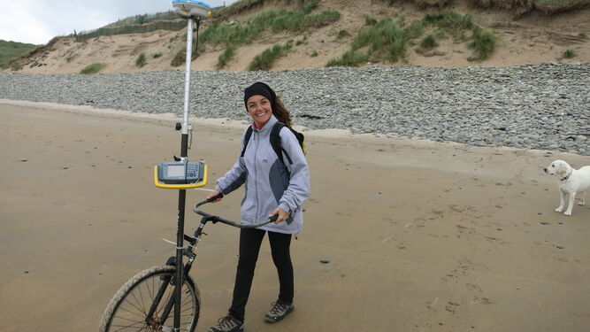 Investigadora de la US  Emilia Guisado monitorizando una playa en la costa oeste de Irlanda.