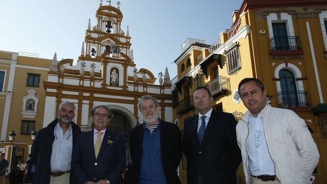 Manolo Cuervo, en el centro, en la entrada de la Macarena, con el fiscal primero, el hermano mayor, el prioste y Ricardo Suárez.