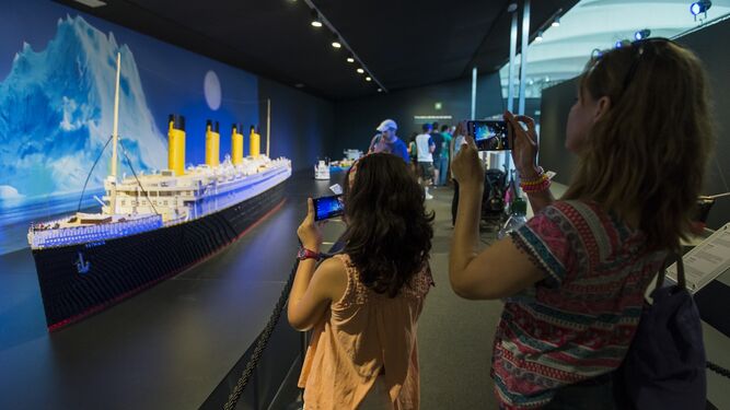 Este puente se inaugura la exposición de Lego en el Pabellón de la Navegación.