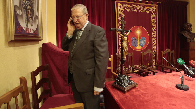 Paco Vélez atiende una llamada de teléfono tras ser elegido presidente del Consejo.